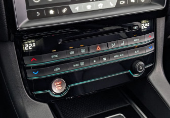 Подержанный автомобиль Jaguar F-Pace 2017 года (25 фото)