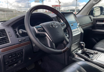 Подержанный автомобиль Toyota Land Cruiser Suv 2017 года (13 фото)