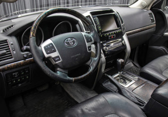 Подержанный автомобиль Toyota Land Cruiser Suv 2013 года (17 фото)