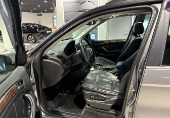 Подержанный автомобиль BMW X5 2004 года (7 фото)