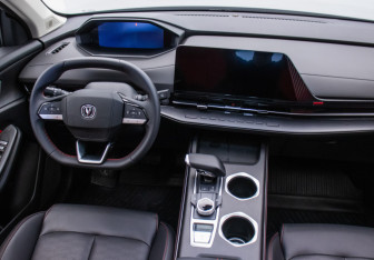 Подержанный автомобиль Changan UNI-S 2024 года (13 фото)