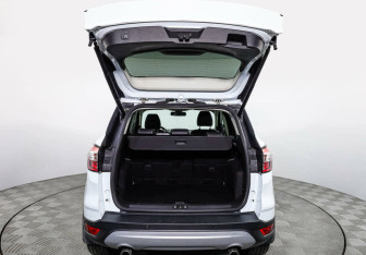 Подержанный автомобиль Ford Kuga 2017 года (18 фото)