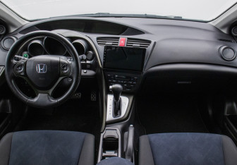Подержанный автомобиль Honda Civic Hatchback 2012 года (13 фото)