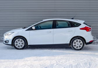 Подержанный автомобиль Ford Focus Hatchback 2018 года (8 фото)