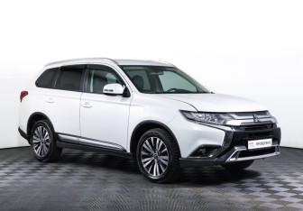 Подержанный автомобиль Mitsubishi Outlander 2021 года (3 фото)