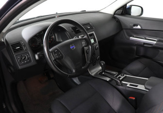 Подержанный автомобиль Volvo C30 2011 года (9 фото)