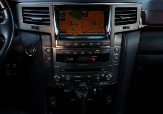 Подержанный автомобиль Lexus LX 2011 года (13 фото)