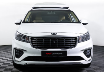 Подержанный автомобиль Kia Carnival 2019 года (2 фото)