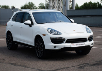 Подержанный автомобиль Porsche Cayenne 2012 года (3 фото)