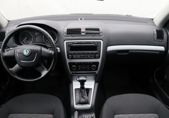 Подержанный автомобиль Skoda Octavia Liftback 2010 года (13 фото)