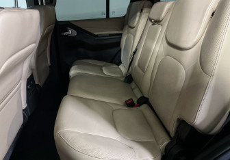 Подержанный автомобиль Nissan Pathfinder 2012 года (10 фото)