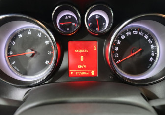 Подержанный автомобиль Opel Astra Hatchback 2011 года (17 фото)