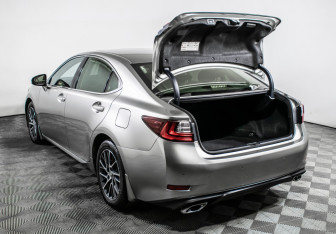 Подержанный автомобиль Lexus ES 2016 года (9 фото)