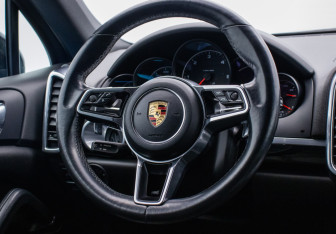 Подержанный автомобиль Porsche Cayenne 2015 года (14 фото)