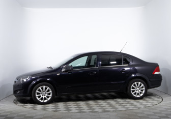 Подержанный автомобиль Opel Astra Sedan 2008 года (8 фото)