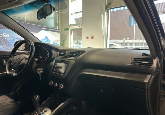 Подержанный автомобиль Kia Rio Sedan 2015 года (10 фото)