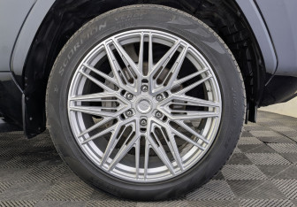 Подержанный автомобиль Toyota Land Cruiser Suv 2022 года (12 фото)