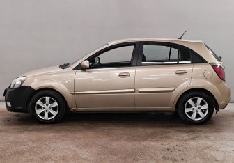 Подержанный автомобиль Kia Rio Hatchback 2009 года (8 фото)
