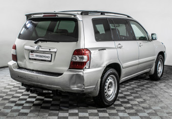 Подержанный автомобиль Toyota Highlander 2005 года (5 фото)