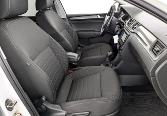 Подержанный автомобиль Skoda Rapid Liftback 2018 года (24 фото)