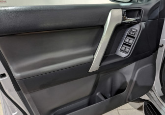 Подержанный автомобиль Toyota Land Cruiser Prado 2013 года (18 фото)