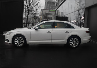 Подержанный автомобиль Audi A4 Sedan 2015 года (8 фото)