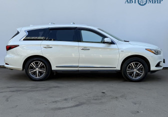 Подержанный автомобиль Infiniti QX60 2017 года (4 фото)