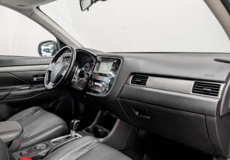 Подержанный автомобиль Mitsubishi Outlander 2014 года (11 фото)