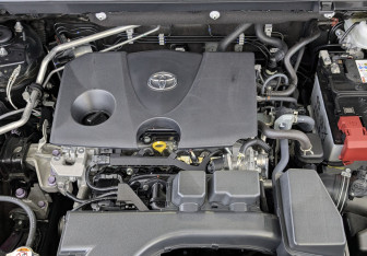 Подержанный автомобиль Toyota RAV4 2024 года (9 фото)