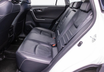 Подержанный автомобиль Toyota RAV4 2020 года (11 фото)