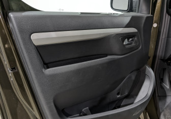 Подержанный автомобиль Peugeot Traveller 2018 года (17 фото)