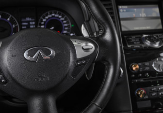 Подержанный автомобиль Infiniti QX70 2015 года (19 фото)