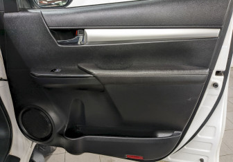 Подержанный автомобиль Toyota Hilux 2015 года (19 фото)