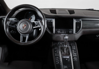 Подержанный автомобиль Porsche Macan 2017 года (12 фото)