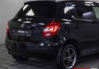 Подержанный автомобиль Skoda Fabia Hatchback 2010 года (20 фото)