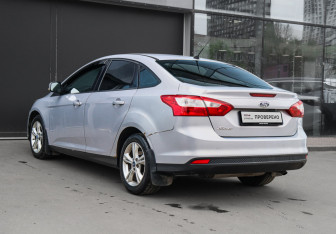 Подержанный автомобиль Ford Focus Sedan 2011 года (6 фото)