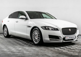 Подержанный автомобиль Jaguar XF Sedan 2018 года (3 фото)