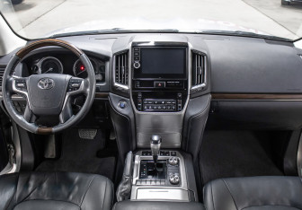 Подержанный автомобиль Toyota Land Cruiser Suv 2015 года (15 фото)