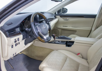 Подержанный автомобиль Lexus ES 2012 года (10 фото)