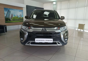 Подержанный автомобиль Mitsubishi Outlander 2020 года (2 фото)