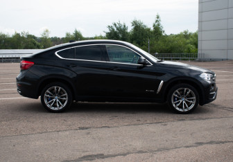 Подержанный автомобиль BMW X6 2015 года (4 фото)