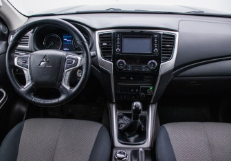 Подержанный автомобиль Mitsubishi L200 2019 года (11 фото)