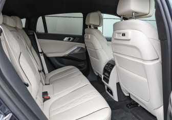 Подержанный автомобиль BMW X6 2021 года (11 фото)