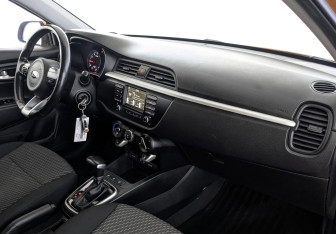 Подержанный автомобиль Kia Rio Hatchback 2018 года (13 фото)