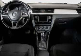 Подержанный автомобиль Skoda Rapid Liftback 2016 года (10 фото)