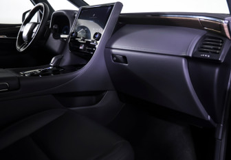 Подержанный автомобиль Toyota Alphard 2023 года (20 фото)