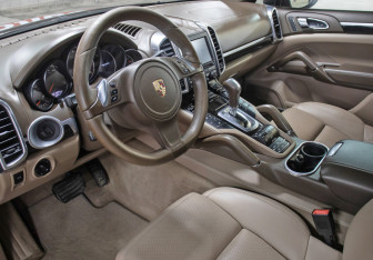 Подержанный автомобиль Porsche Cayenne 2013 года (17 фото)