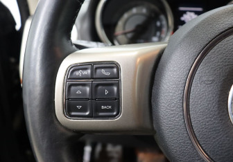 Подержанный автомобиль Jeep Grand Cherokee 2012 года (16 фото)
