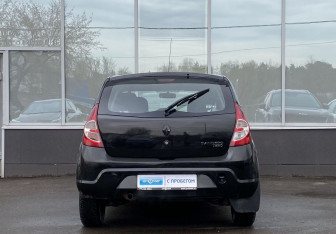 Подержанный автомобиль Renault Sandero 2010 года (6 фото)