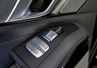 Подержанный автомобиль BMW X7 2024 года (28 фото)